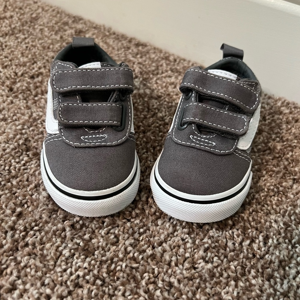 Vans Shoes in Gray/White, 4 Toddler
